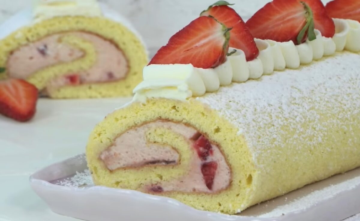 Biskuitrolle mit Erdbeerfüllung - Schnelle Rezepte