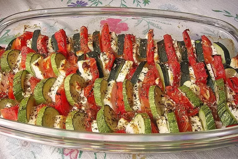 Auflauf von Zucchini, Tomaten und Feta