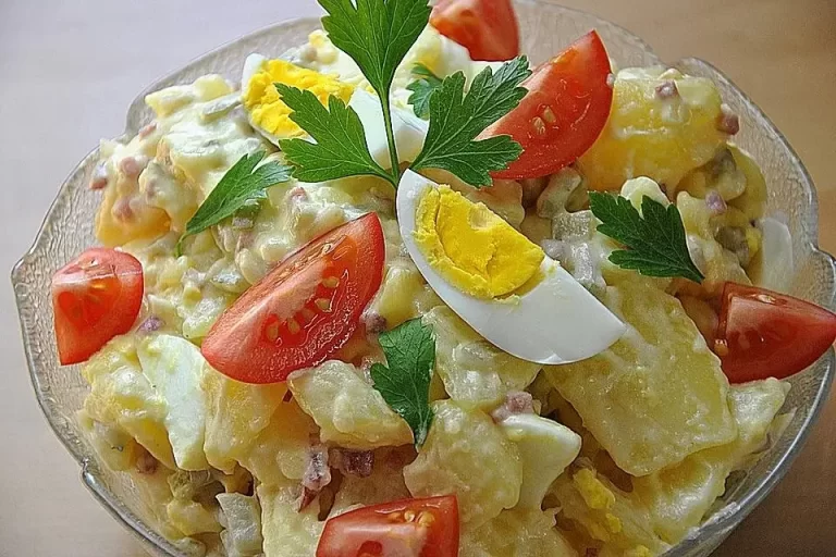 Omas bester Kartoffelsalat mit Mayonnaise