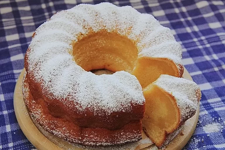 Omas Eierlikörkuchen