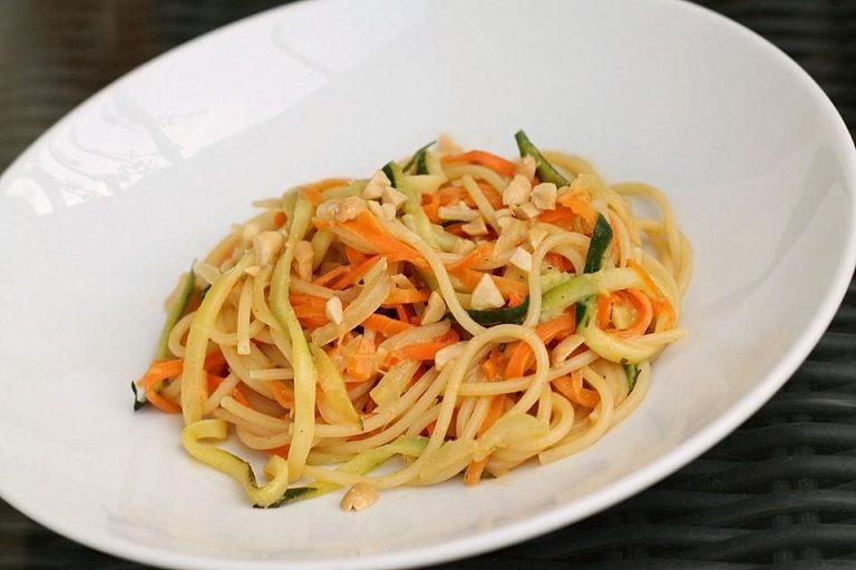 Pasta mit Gemüsejulienne und Erdnusssoße