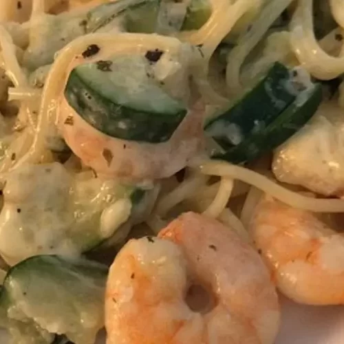 , Spaghetti in Zucchini-Shrimps Sahnesauce