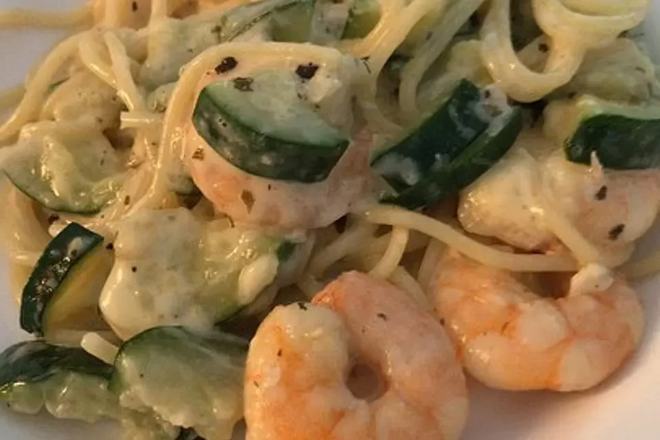 , Spaghetti in Zucchini-Shrimps Sahnesauce