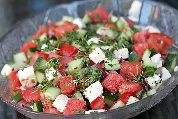 Wassermelonensalat mit Feta, Gurke und Tomaten