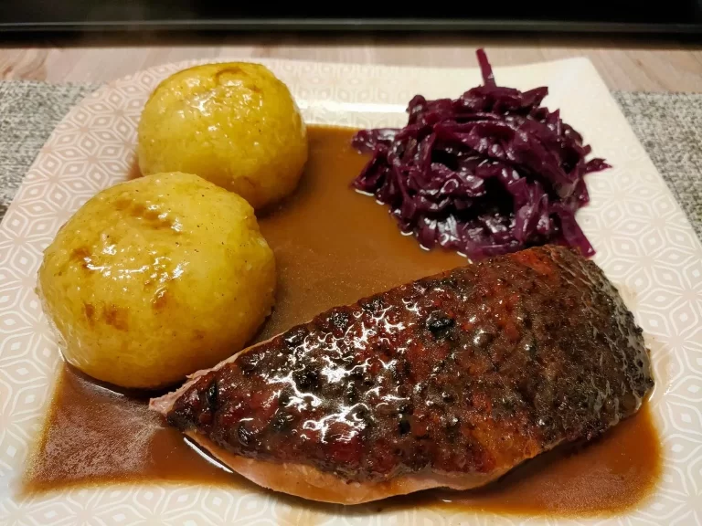 Entenbraten mit Apfelrotkohl und Kartoffelknödel