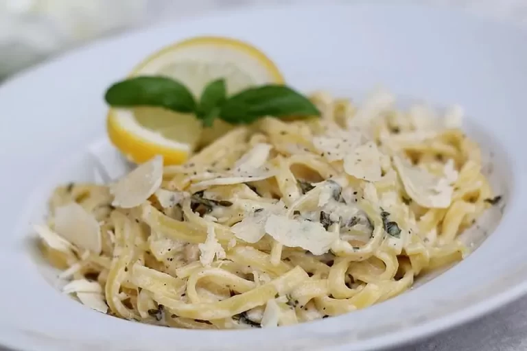 Tagliatelle mit Zitronen-Basilikum-Sauce