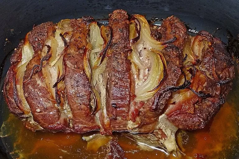 Gefüllter Nackenbraten, mit Bacon und viel Zwiebeln