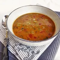 , Suppe von rotem Curry mit Kokosmilch und schwarzen Linsen
