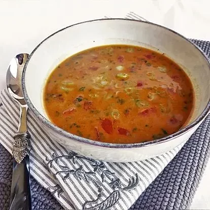 Suppe von rotem Curry mit Kokosmilch und schwarzen Linsen