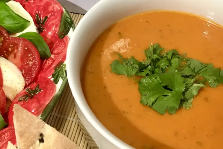 Cremige Tomatensuppe mit Kokosmilch