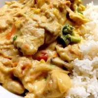 , Cremiges Curry-Hühnchen mit Gemüse