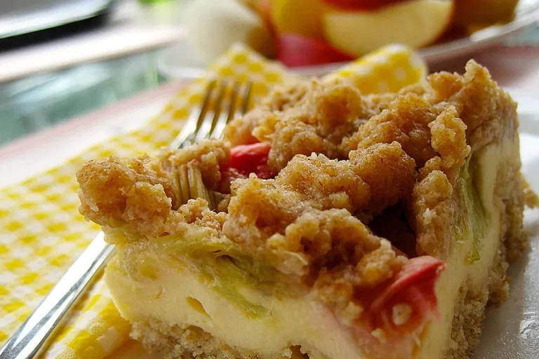 Rhabarberkuchen mit Quarkcreme und Streuseln