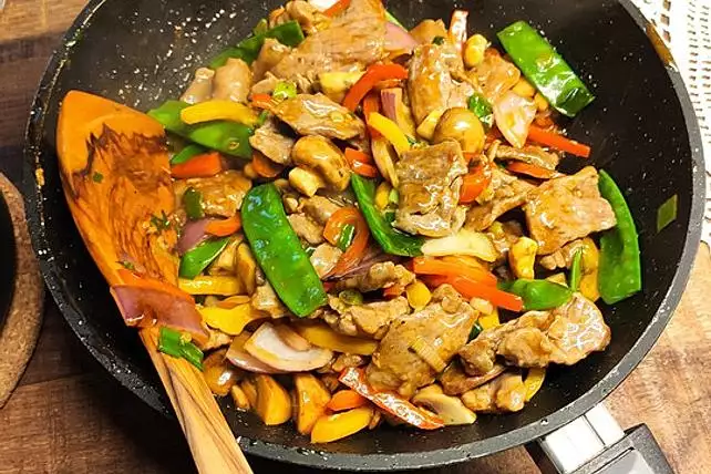 Rindfleisch mit Zwiebeln und Paprika