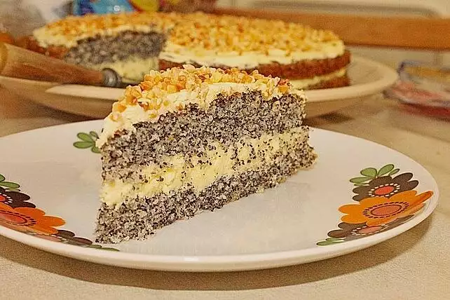 Mohnkuchen ohne Boden mit Paradiescreme und Haselnusskrokant