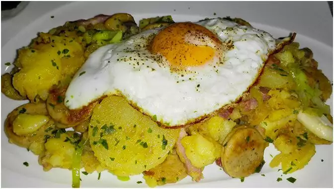 Bratkartoffeln mit Wurst und Spiegelei Rezept