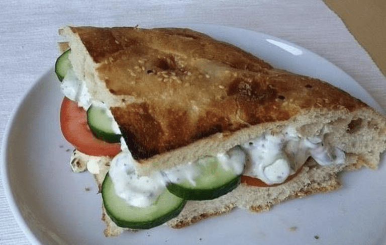 Heißer Schafskäse im Fladenbrot