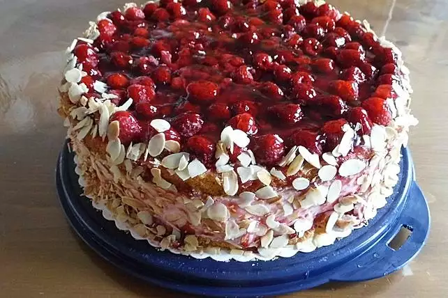 Käsesahnetorte mit Himbeeren