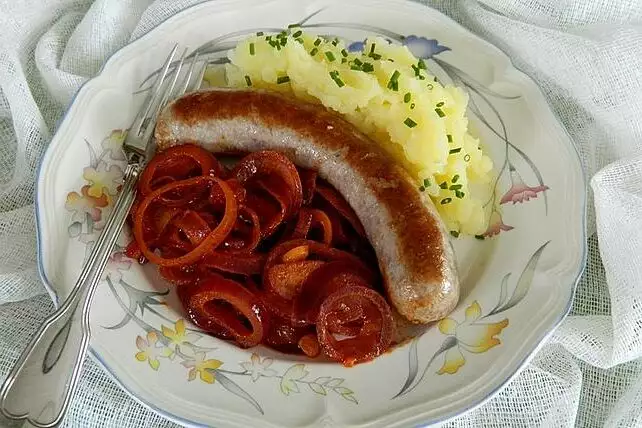 Bratwurst mit Paprikazwiebeln