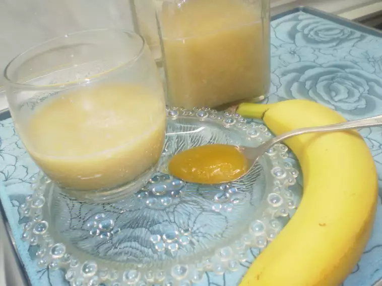 BANANEN, HONIG UND WASSER MISCHEN
