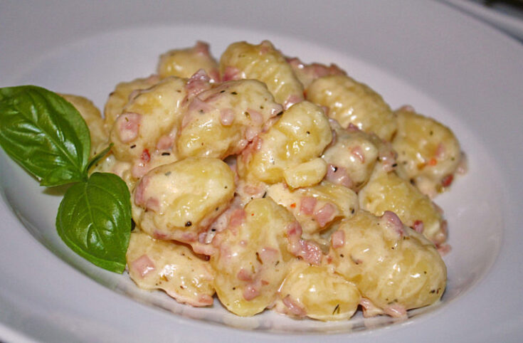 GNOCCHI MIT KÄSE KNOBLAUCH SCHINKEN SOSE