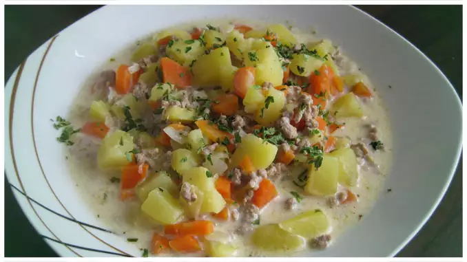 Kartoffel Hackfleisch Topf mit Schmand und Möhren