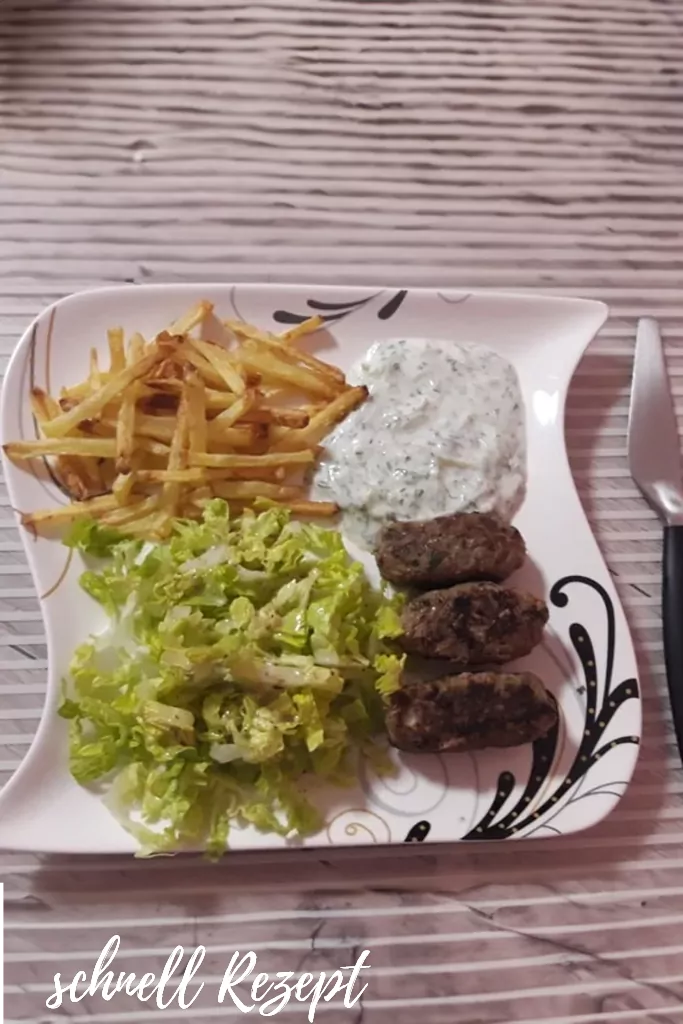 Türkische Hackröllchen mit Gurkenjoghurt und Salat rezept