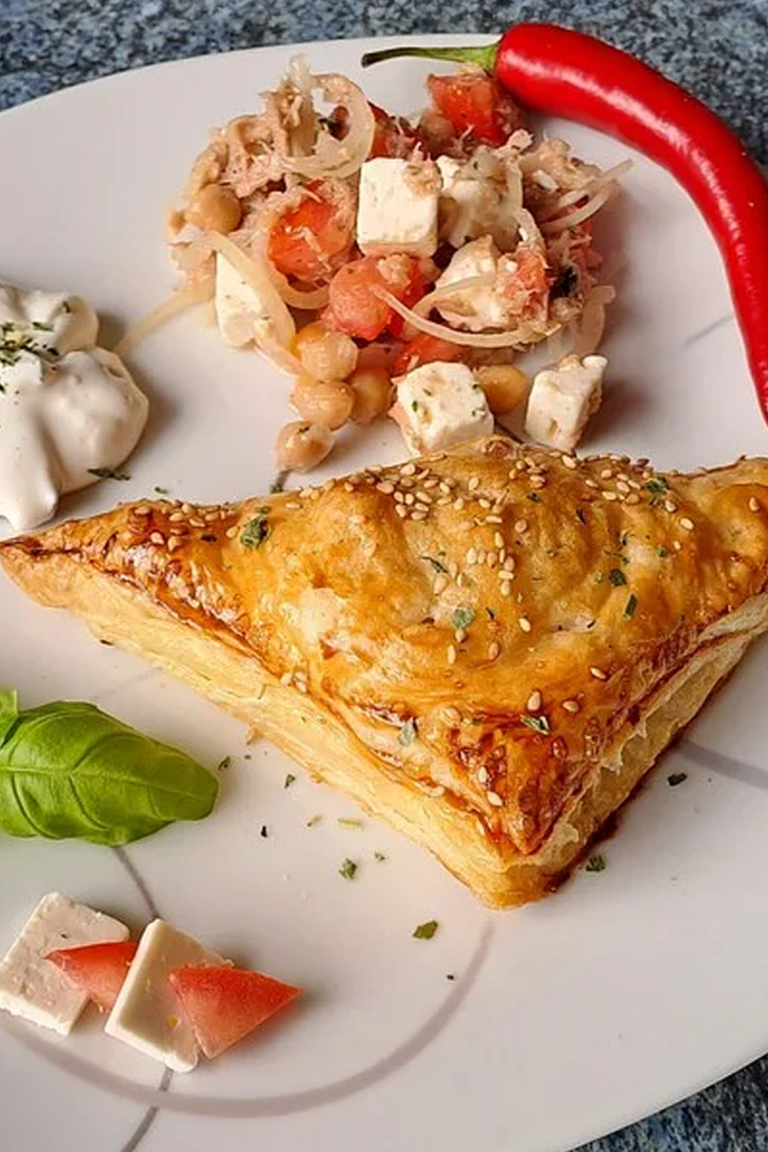 Blätterteig mit Gyrosfüllung und Feta-Käse - Schnell Rezepte