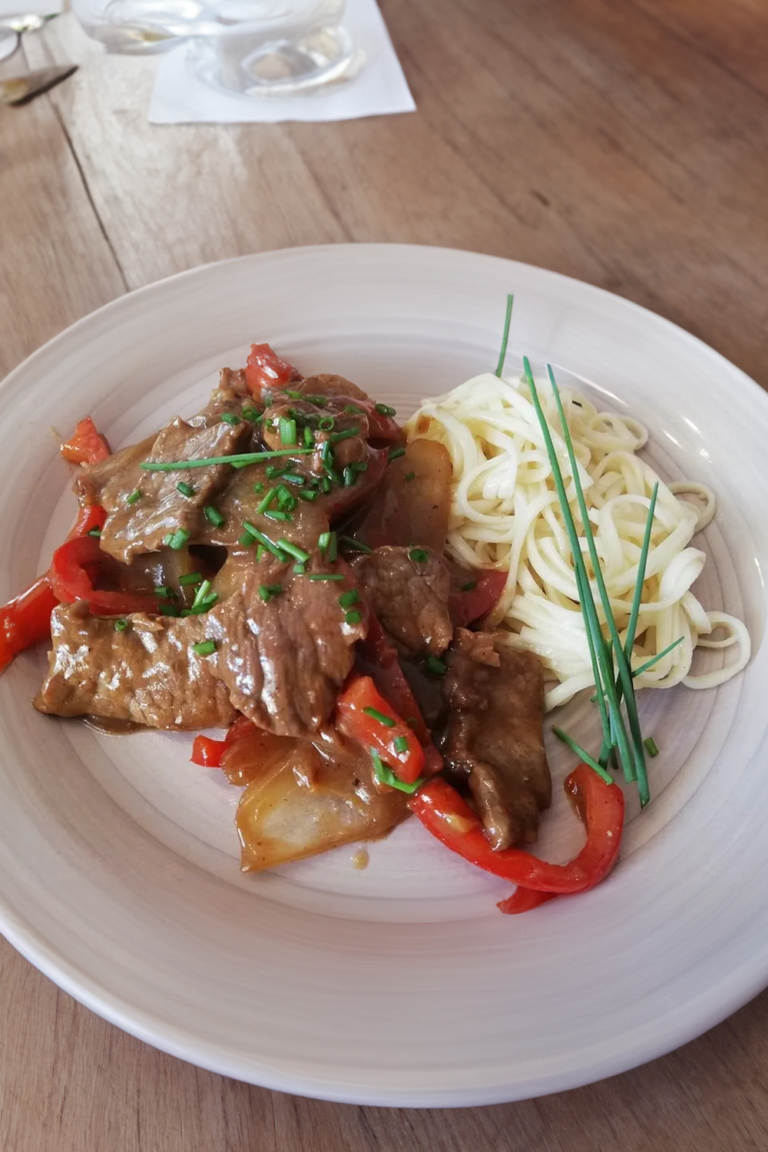 Rindfleisch mit Zwiebeln und Paprika - Schnelle Rezepte Rindfleisch mit Zwiebeln und Paprika - Schnelle Rezepte