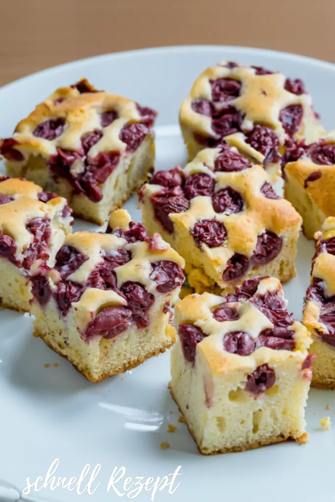 Ein blauer Teller mit Scheiben von Kirsch-Joghurt-Kuchen