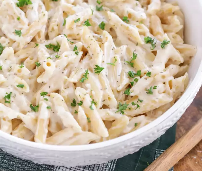 Nudeln mit cremiger Knoblauch-Käsesoße