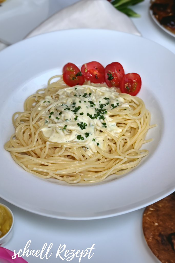 Nudeln mit cremiger Knoblauch-Käsesoße - Schnelle Rezepte Nudeln mit cremiger Knoblauch-Käsesoße - Schnelle Rezepte