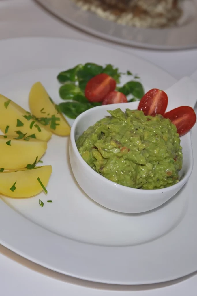 , Avocado-Salsa an Pellkartoffeln