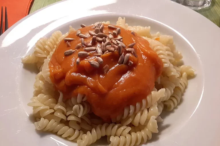 Nudeln mit Kürbis-Sauce und Pinienkernen