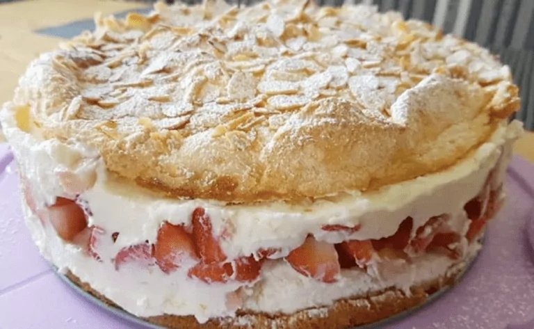 Schneemousse Erdbeertorte